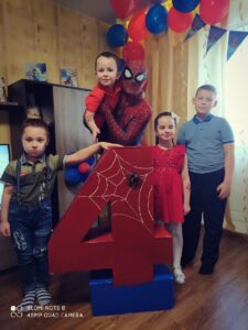 Человек паук на день рождении паутинка